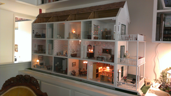 Dollhouse décor: Pocket resident makes 